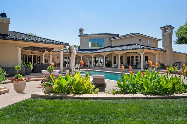 201 Duval Drive, Levelland, TX 79336