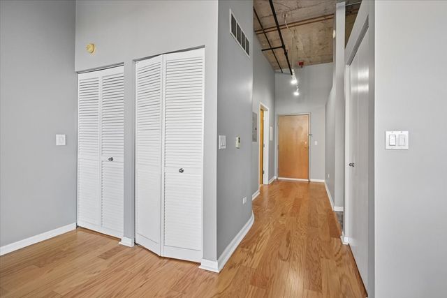 6 S Laflin Street 304, Chicago, IL 60607