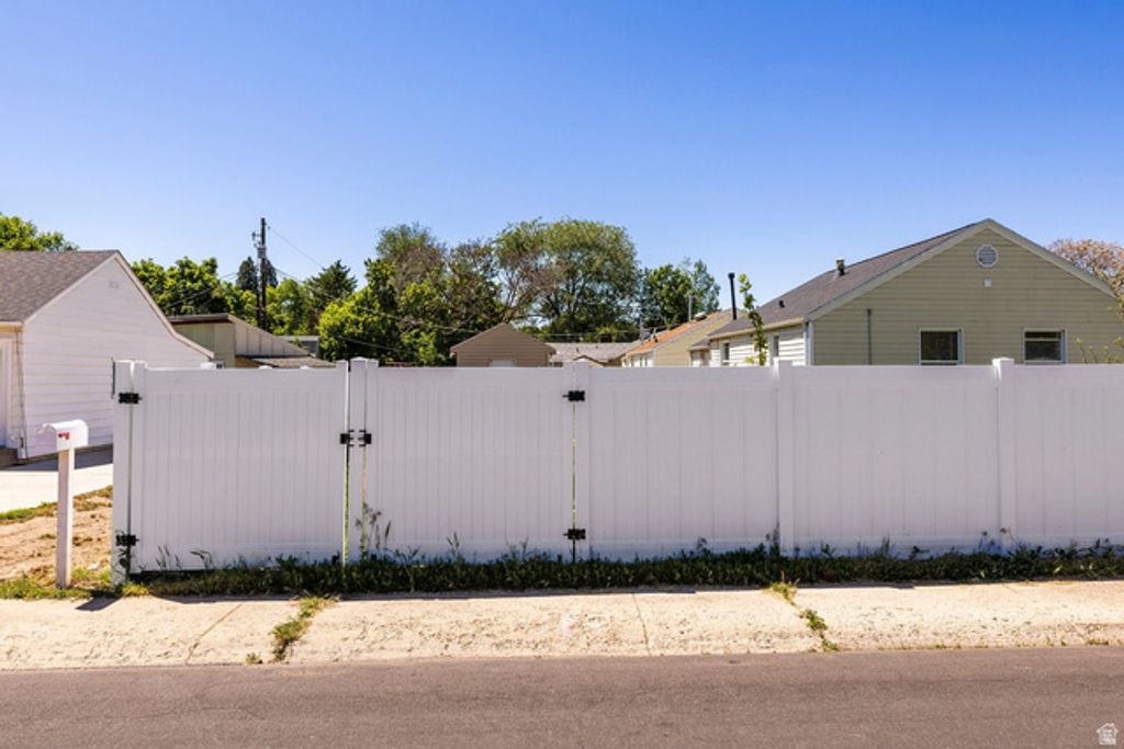 Image 24 of property listing at 307 S PARK ST, Layton, UT 84041