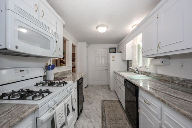 82 Winterwood Drive, Londonderry, NH 03053