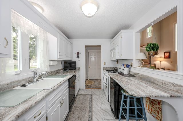 82 Winterwood Drive, Londonderry, NH 03053