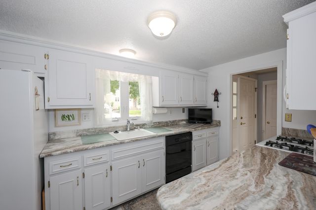 82 Winterwood Drive, Londonderry, NH 03053