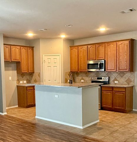 1425 Ravenwood Drive, Mansfield, TX 76063