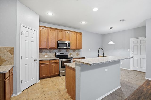 1425 Ravenwood Drive, Mansfield, TX 76063