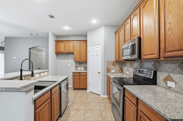 1425 Ravenwood Drive, Mansfield, TX 76063