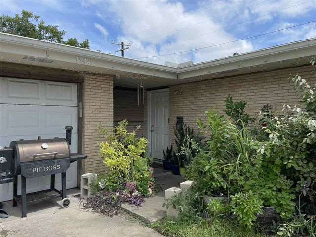 1318 Meadowlane Dr, Corpus Christi, TX 78412