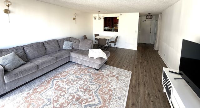 33 W Delaware Place 9D, Chicago, IL 60610