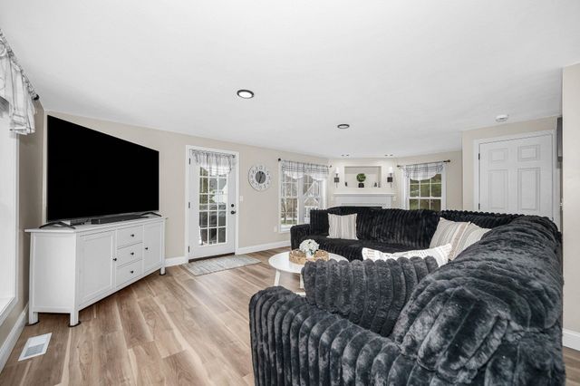 61 Barbara Lane, Hudson, NH 03051