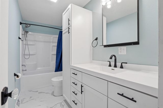322 Crestridge Drive, Waterloo, IA 50702