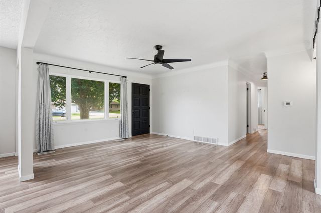 322 Crestridge Drive, Waterloo, IA 50702
