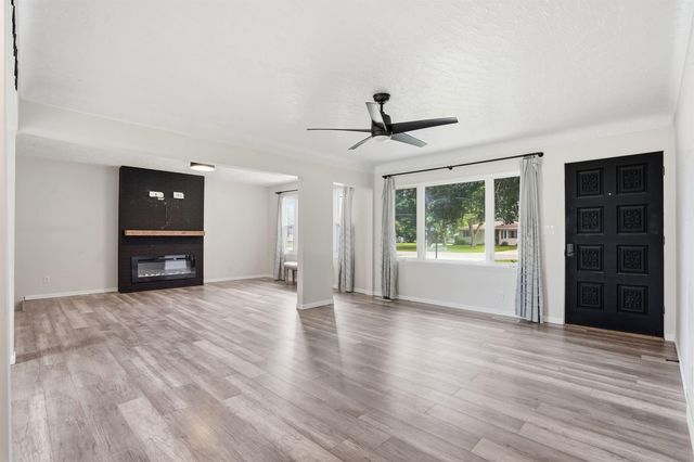 322 Crestridge Drive, Waterloo, IA 50702