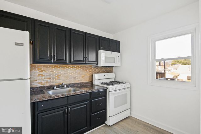 165 HAMPSHIRE, Essex, MD 21221