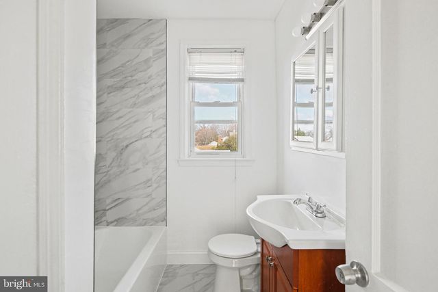 165 HAMPSHIRE, Essex, MD 21221