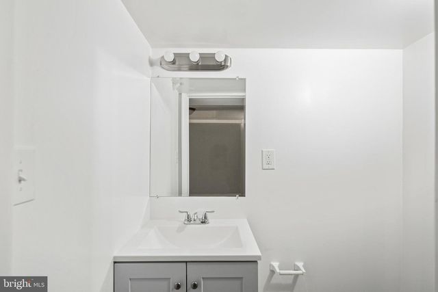 165 HAMPSHIRE, Essex, MD 21221