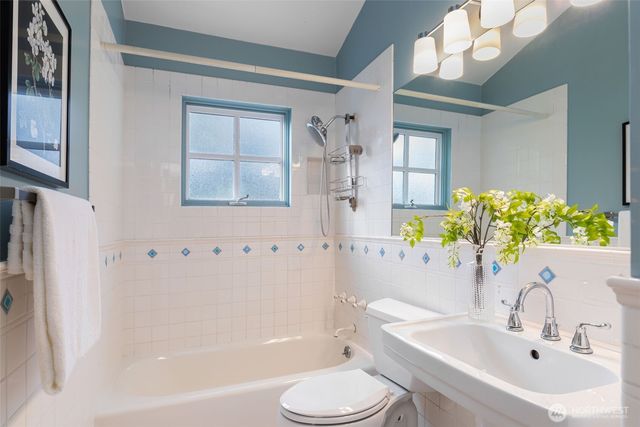 7626 NE 8th Street, Medina, WA 98039