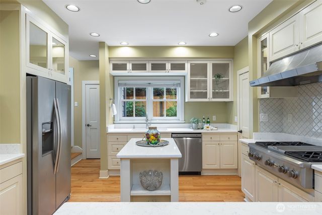 7626 NE 8th Street, Medina, WA 98039