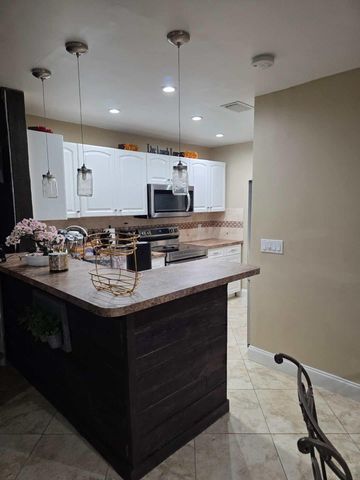 10046 WINDING LAKE Road 202, Sunrise, FL 33351