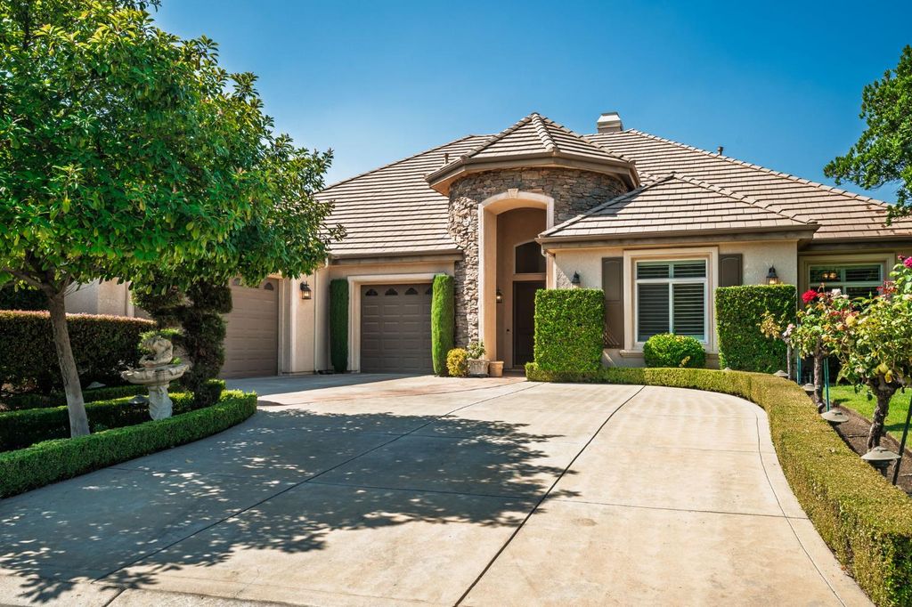 10637 N Lochmoor Lane, Fresno, CA 93730