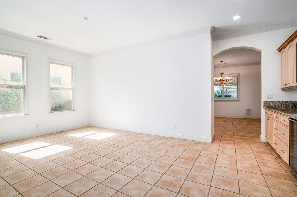 Image 11 of property listing at 10637 N Lochmoor Lane, Fresno, CA 93730