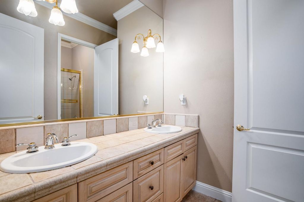 Image 12 of property listing at 10637 N Lochmoor Lane, Fresno, CA 93730