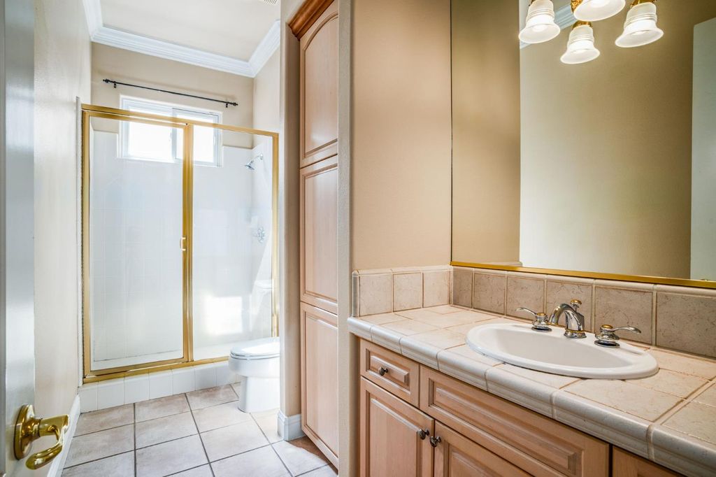 Image 14 of property listing at 10637 N Lochmoor Lane, Fresno, CA 93730