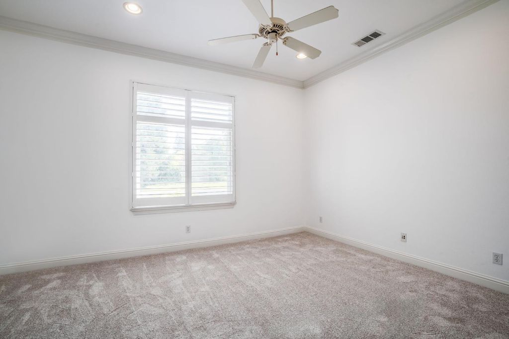 Image 15 of property listing at 10637 N Lochmoor Lane, Fresno, CA 93730