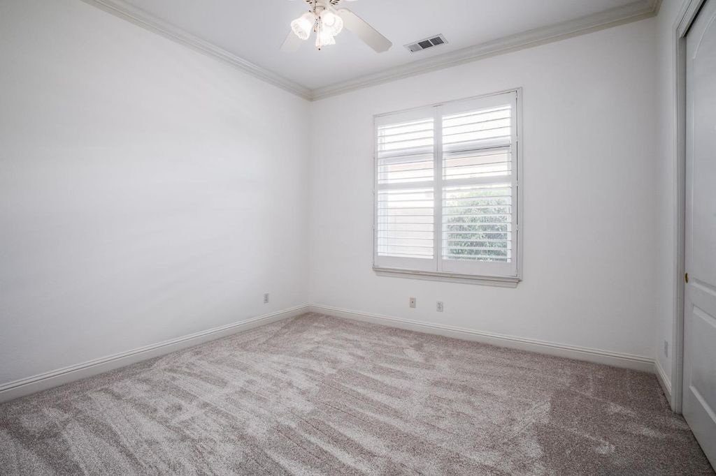 Image 16 of property listing at 10637 N Lochmoor Lane, Fresno, CA 93730