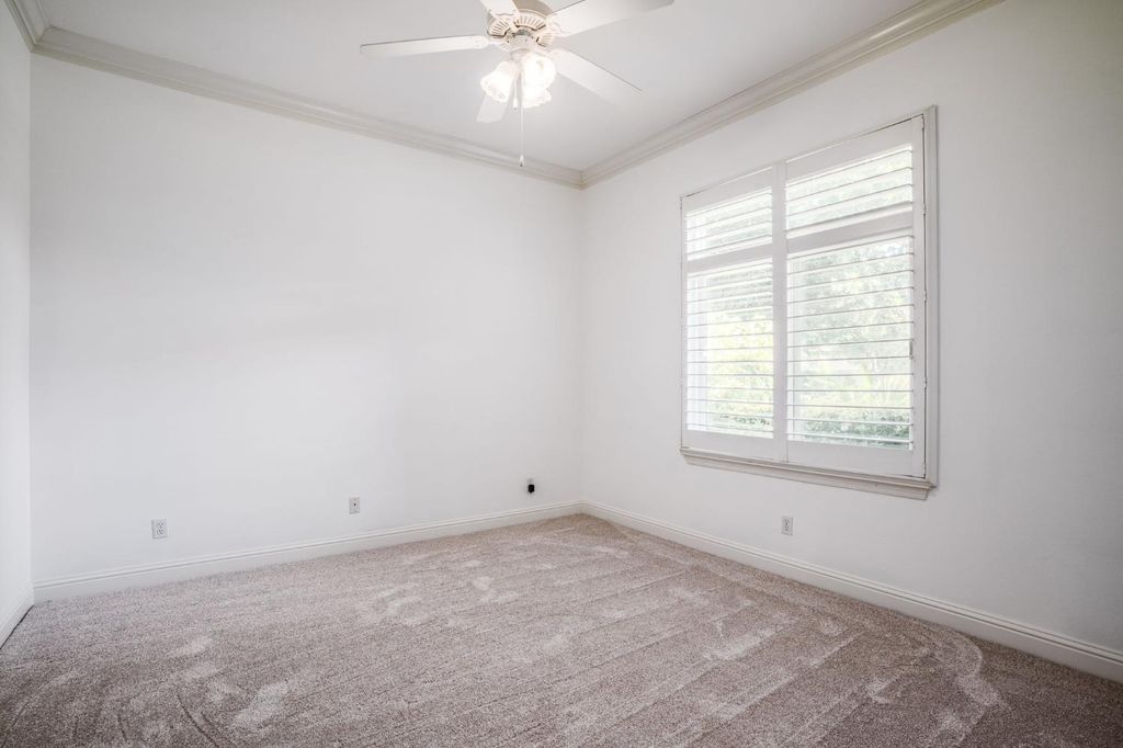 Image 17 of property listing at 10637 N Lochmoor Lane, Fresno, CA 93730