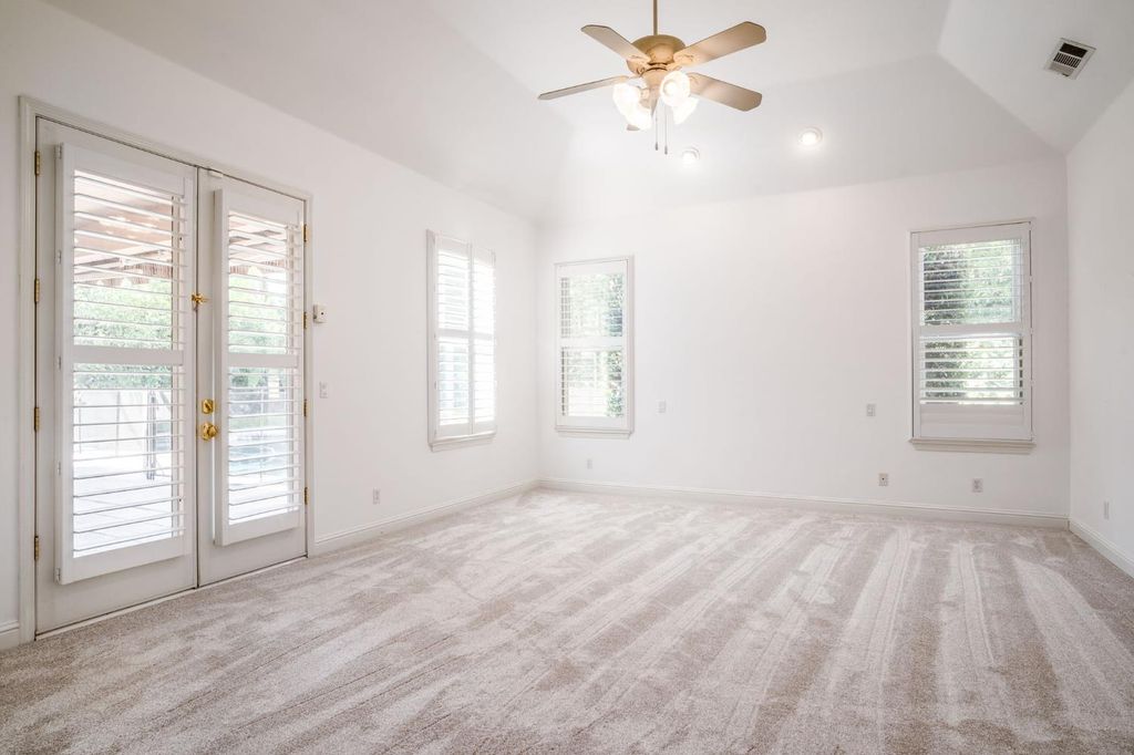 Image 19 of property listing at 10637 N Lochmoor Lane, Fresno, CA 93730