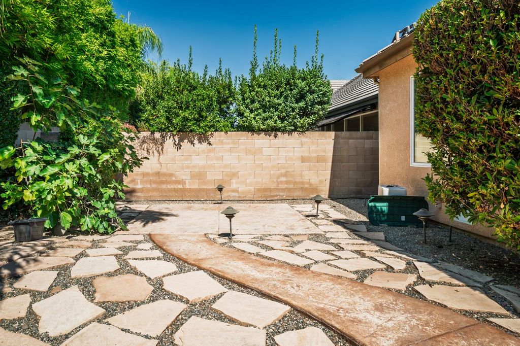 Image 22 of property listing at 10637 N Lochmoor Lane, Fresno, CA 93730