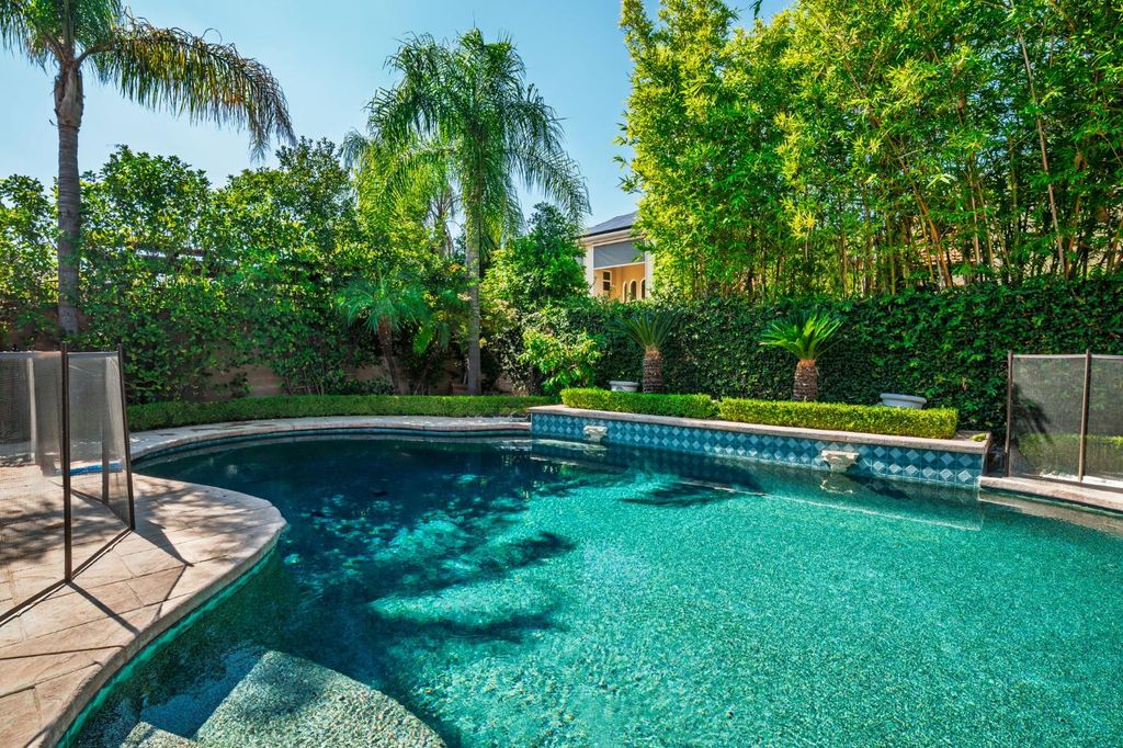 Image 24 of property listing at 10637 N Lochmoor Lane, Fresno, CA 93730