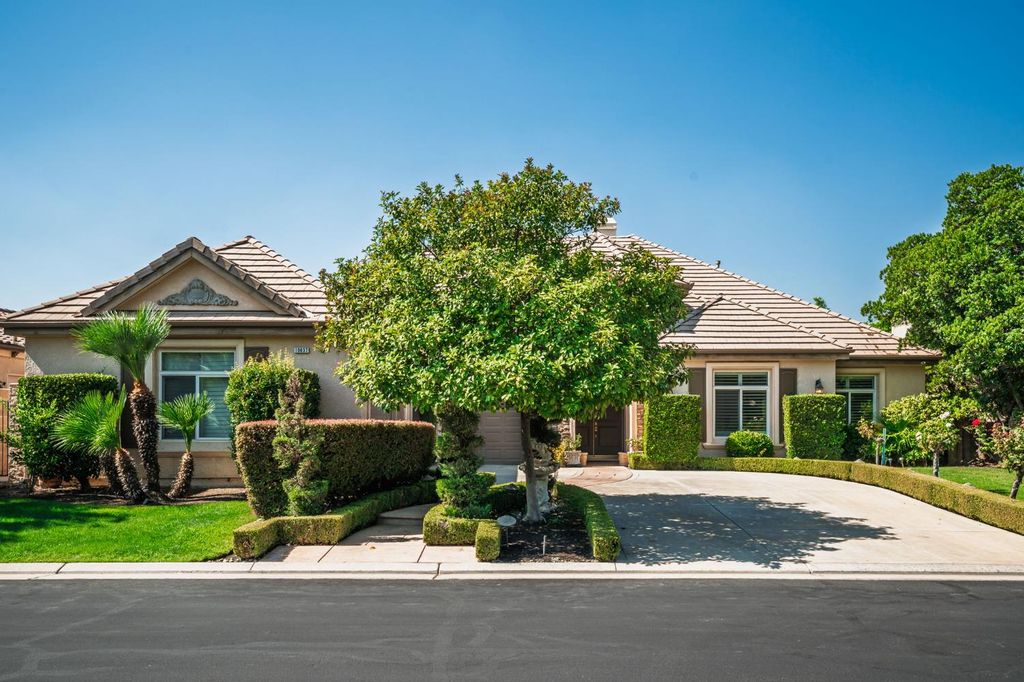 Image 27 of property listing at 10637 N Lochmoor Lane, Fresno, CA 93730