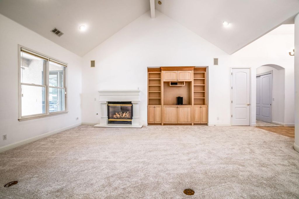 Image 3 of property listing at 10637 N Lochmoor Lane, Fresno, CA 93730