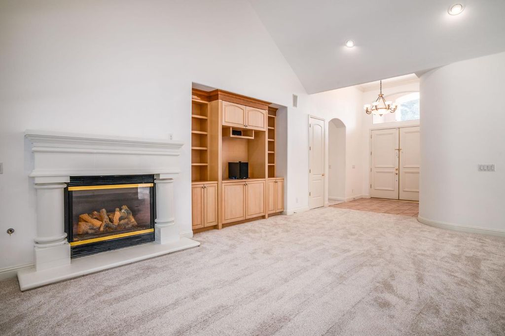 Image 4 of property listing at 10637 N Lochmoor Lane, Fresno, CA 93730