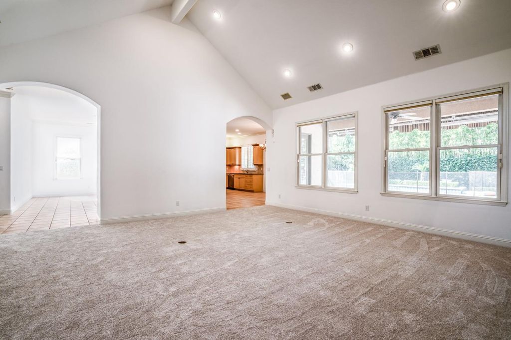 Image 5 of property listing at 10637 N Lochmoor Lane, Fresno, CA 93730