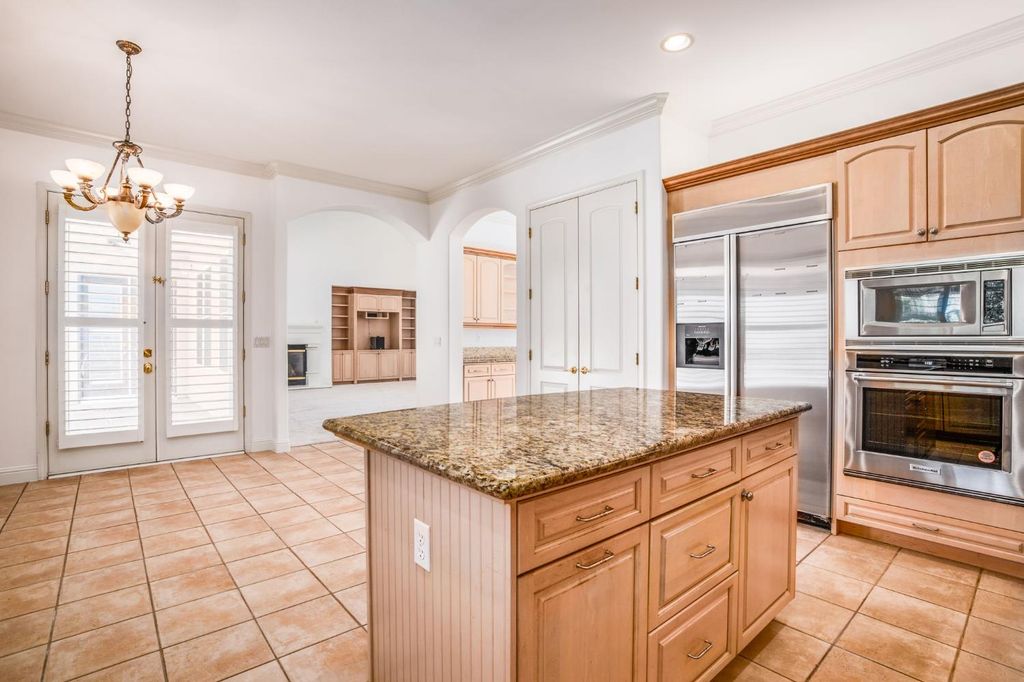 Image 7 of property listing at 10637 N Lochmoor Lane, Fresno, CA 93730