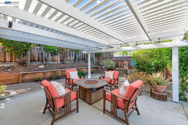 1237 Concord St, Pleasanton, CA 94566