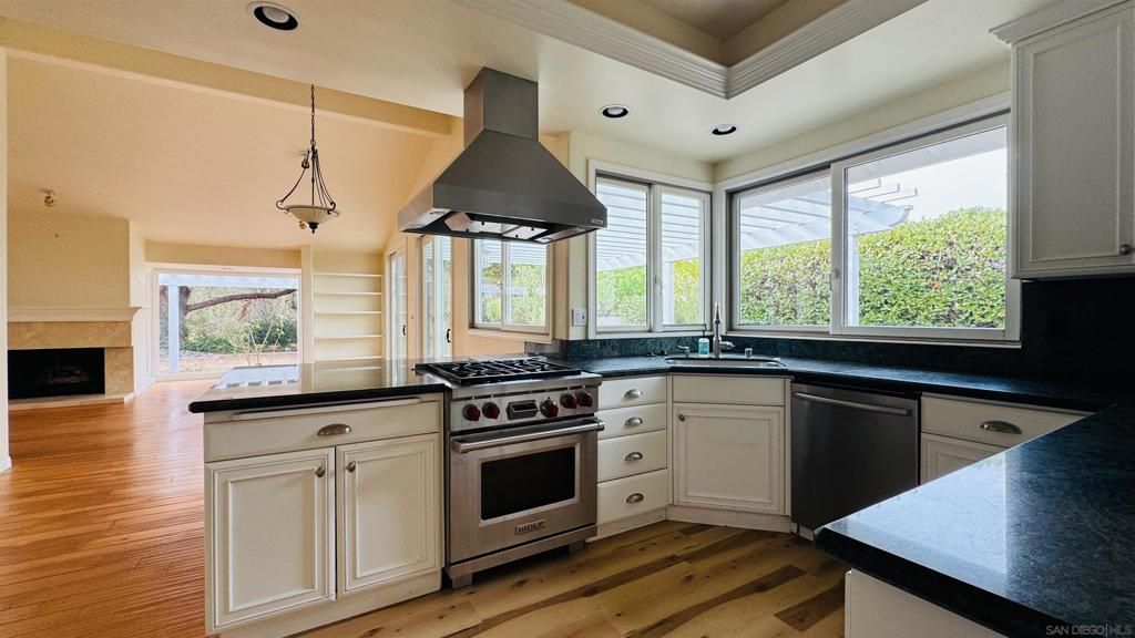 Image 10 of property listing at 8223 Caminito Locayo, La Jolla, CA 92037