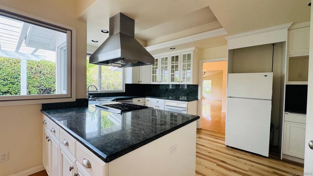 Image 11 of property listing at 8223 Caminito Locayo, La Jolla, CA 92037