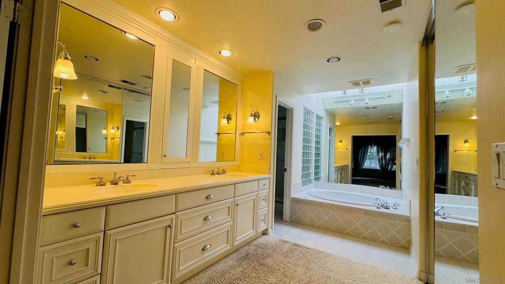 Image 12 of property listing at 8223 Caminito Locayo, La Jolla, CA 92037