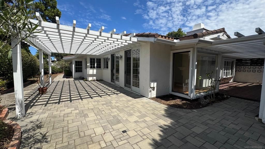 Image 14 of property listing at 8223 Caminito Locayo, La Jolla, CA 92037