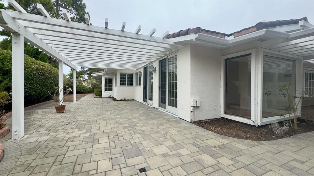 Image 15 of property listing at 8223 Caminito Locayo, La Jolla, CA 92037