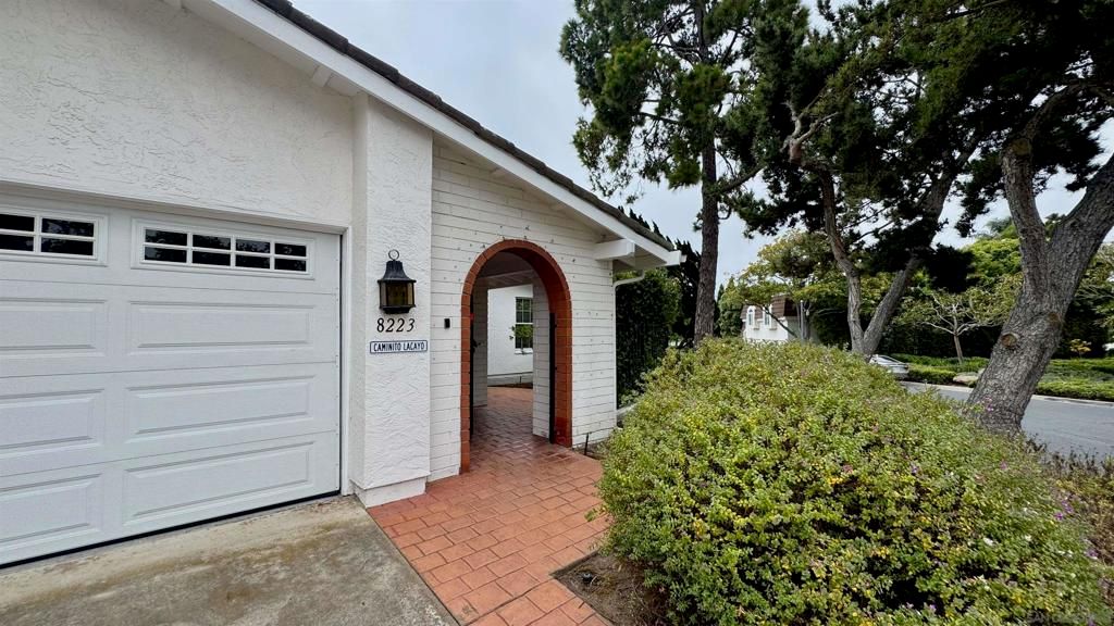 Image 2 of property listing at 8223 Caminito Locayo, La Jolla, CA 92037