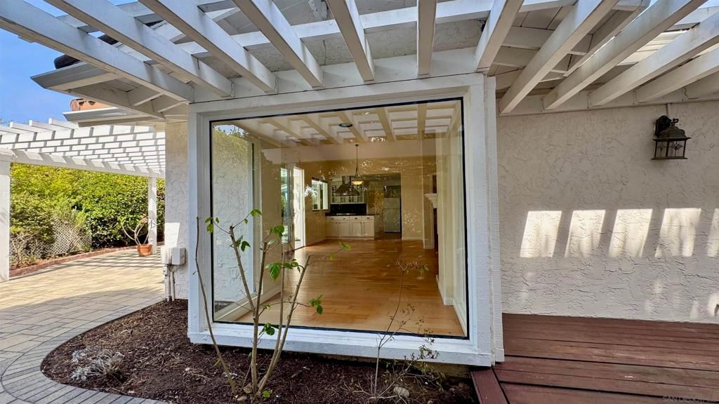 Image 23 of property listing at 8223 Caminito Locayo, La Jolla, CA 92037