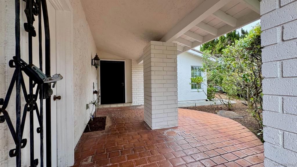 Image 3 of property listing at 8223 Caminito Locayo, La Jolla, CA 92037