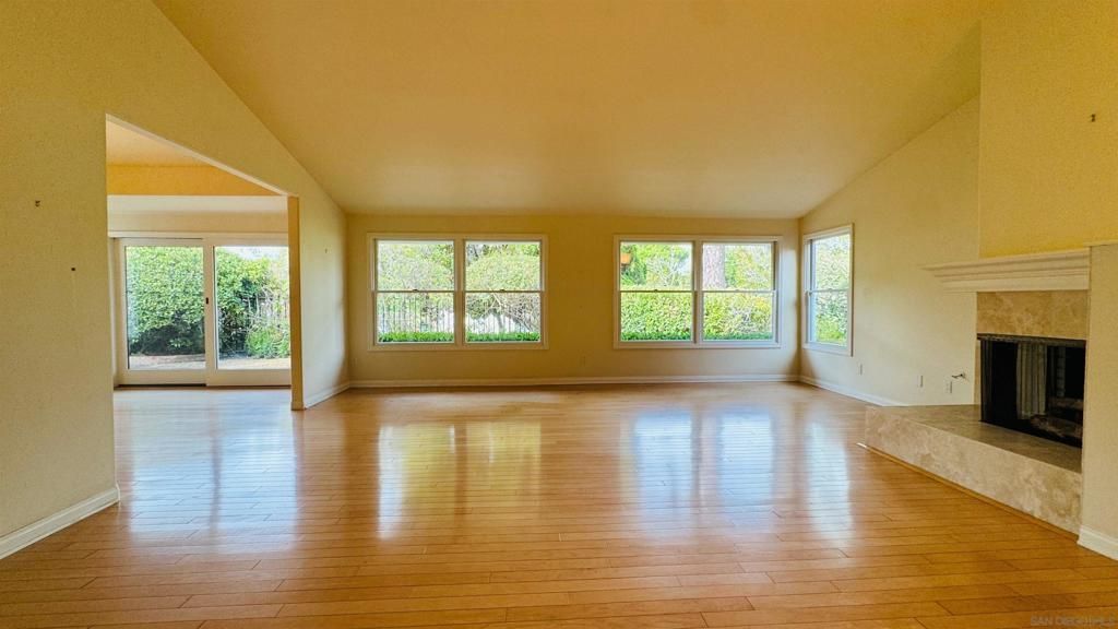 Image 4 of property listing at 8223 Caminito Locayo, La Jolla, CA 92037