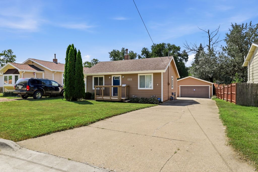 1322 Bundy Street, Des Moines, IA 50315