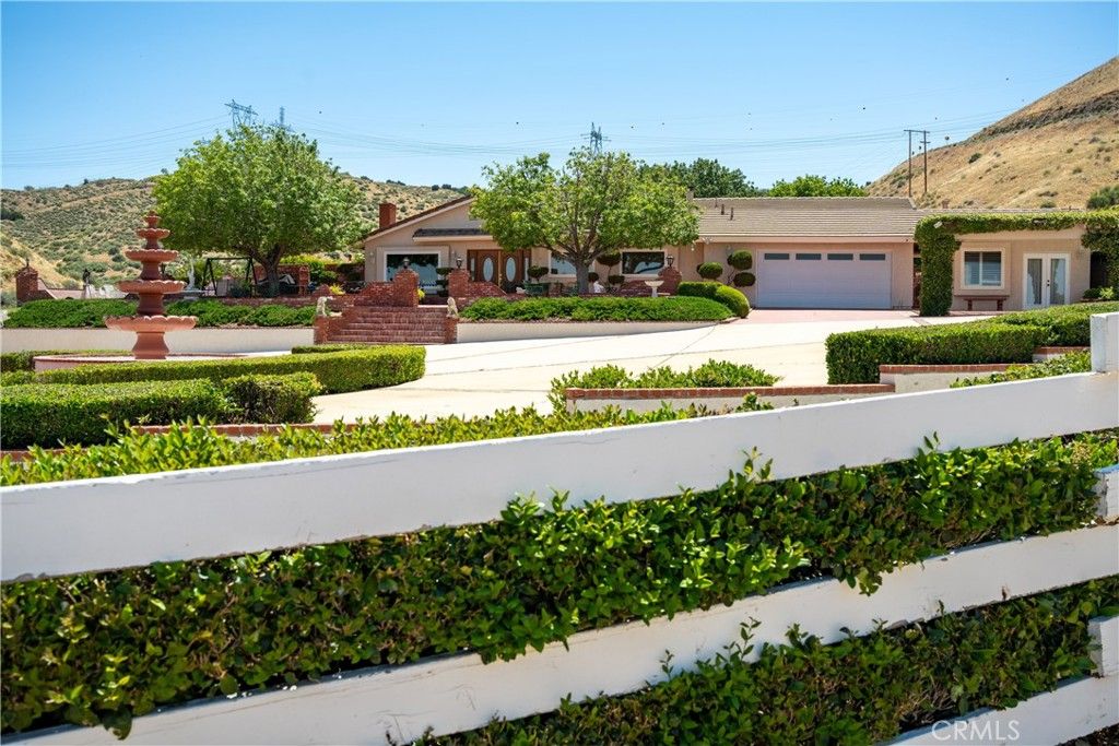 Image 10 of property listing at 5801 Hacienda Ranch, Palmdale, CA 93551