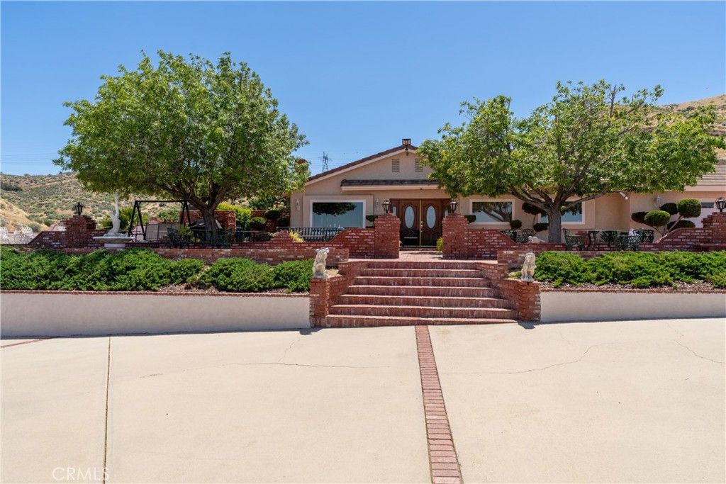 Image 11 of property listing at 5801 Hacienda Ranch, Palmdale, CA 93551