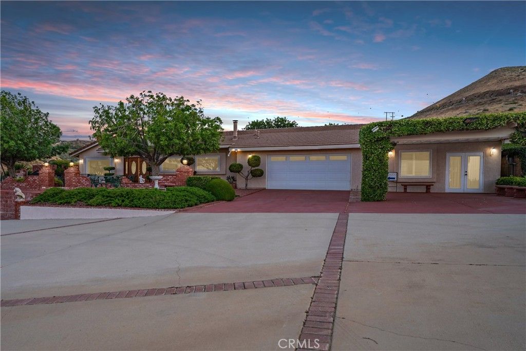 Image 3 of property listing at 5801 Hacienda Ranch, Palmdale, CA 93551
